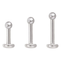 Drei silberne Labrets aus Titan mit Kugel auf weißem Hintergrund