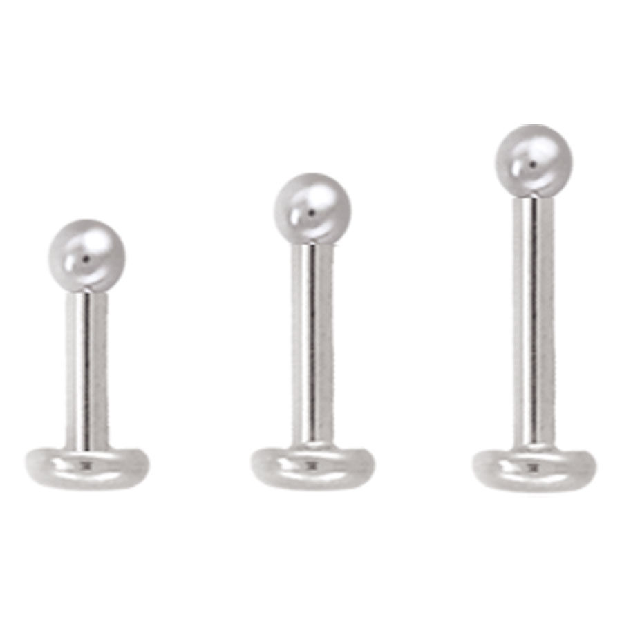 Drei silberne Labrets aus Titan mit Kugel auf weißem Hintergrund