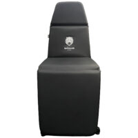 Schwarzer Tattoo- und Piercingstuhl aus Kunstleder mit Wildcat-Logo auf weißem Hintergrund