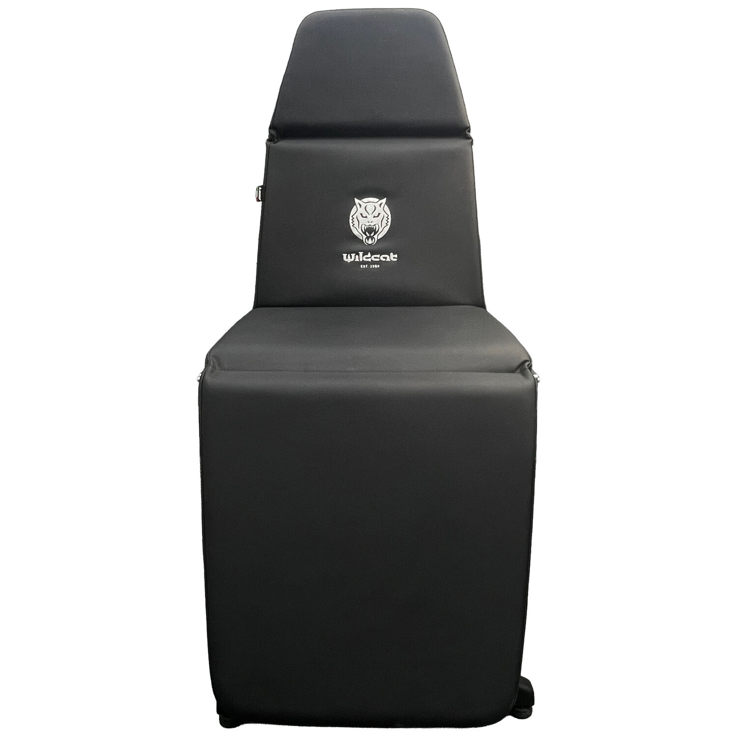 Schwarzer Tattoo- und Piercingstuhl aus Kunstleder mit Wildcat-Logo auf weißem Hintergrund