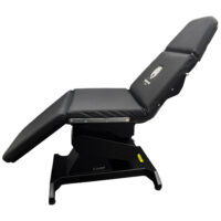 Schwarzer Tattoo- und Piercingstuhl aus Kunstleder seitlich auf weißem Hintergrund