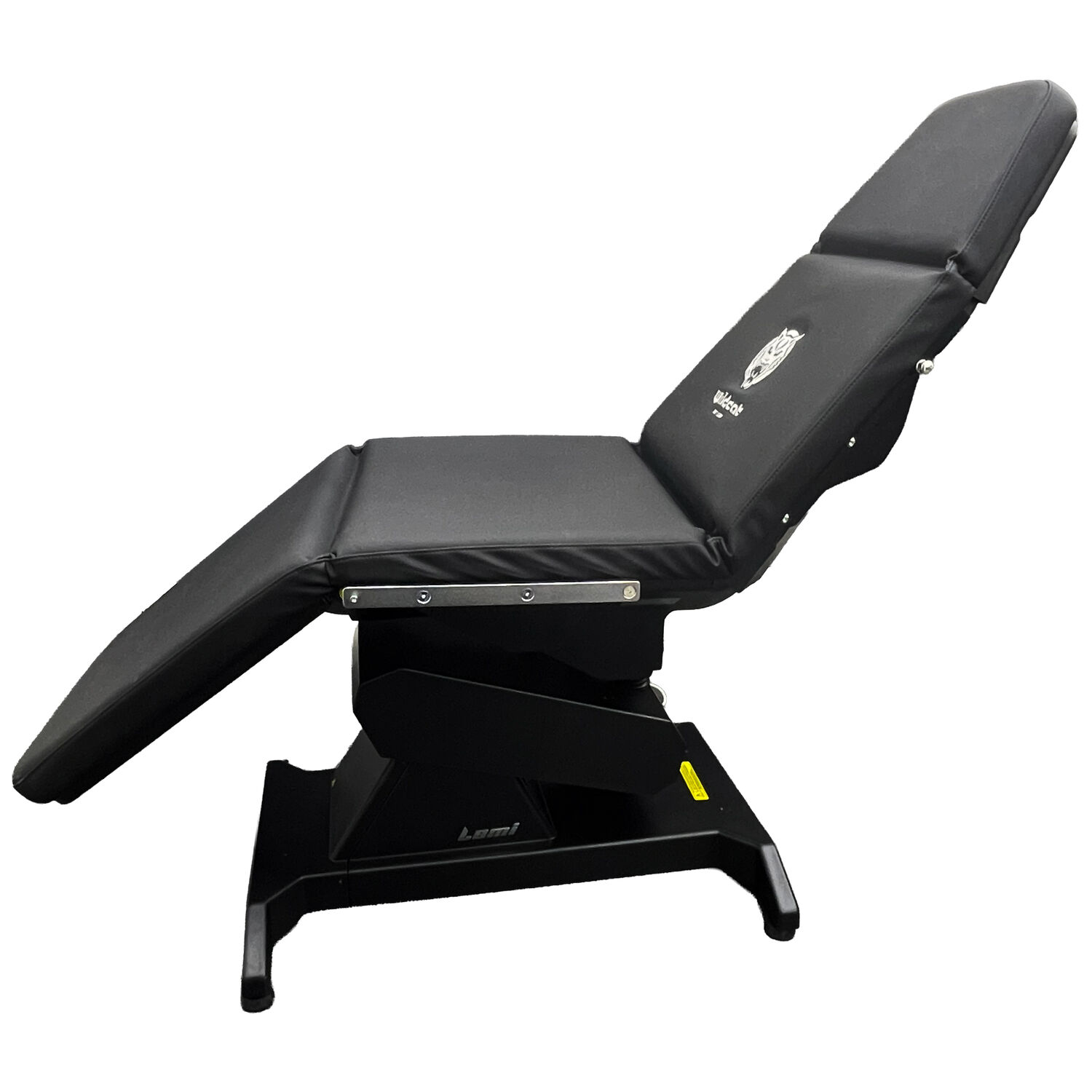 Schwarzer Tattoo- und Piercingstuhl aus Kunstleder seitlich auf weißem Hintergrund