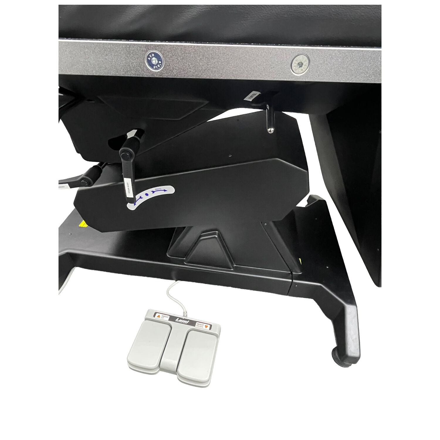 Schwarzer Lemi Tattoo Stuhl aus Kunstleder mit Fußpedal auf weißem Hintergrund