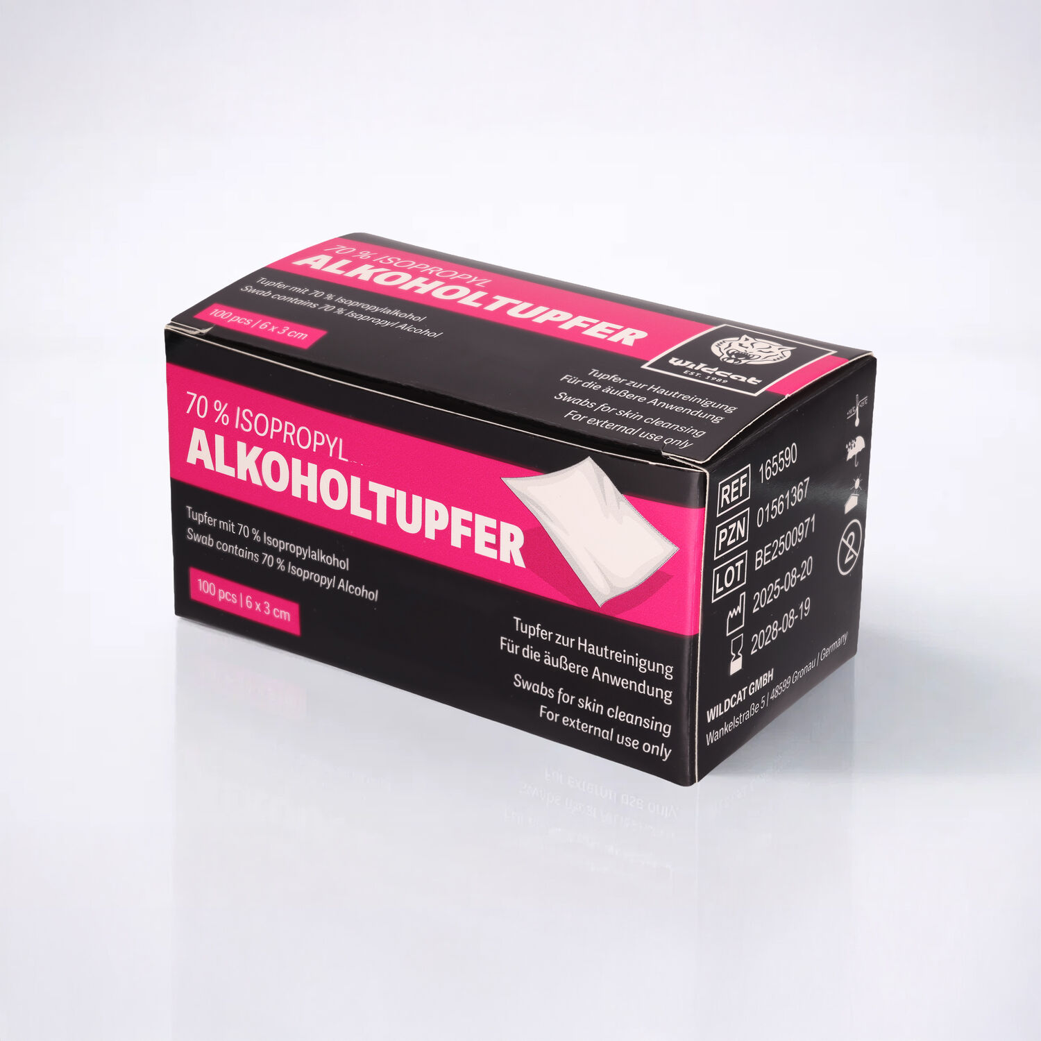 Schwarze Verpackung Wildcat Alkoholtupfer 100 Stück auf weißem Hintergrund