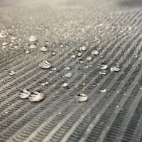 Wasserdichte schwarze Abdeckrolle, Nahaufnahme Nahaufnahme einer schwarzen, wasserdichten Abdeckrolle mit Wassertropfen