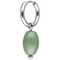 Silberne Creole mit grünem Aventurin-Anhänger auf weißem Hintergrund