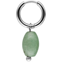 Silberner Ohrring mit grünem Aventurin-Anhänger auf weißem Hintergrund