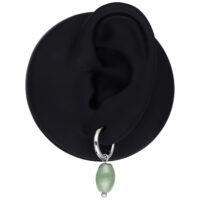 Silberne Creolen mit grünem Aventurin an einem schwarzen Ohrmodell