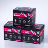 Drei schwarze Boxen mit Aufschrift 'Sterile Piercing Clamps' auf weißem Hintergrund