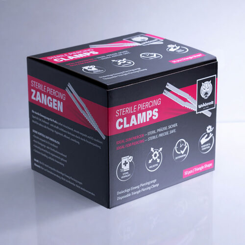 Schwarze Box mit rotem und weißem Design, Wildcat-Logo, 50 sterile Triangel Piercingzangen