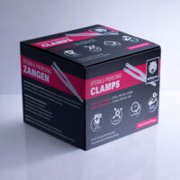 Schwarze Box mit roten und weißen Schriftzügen auf grauem Hintergrund