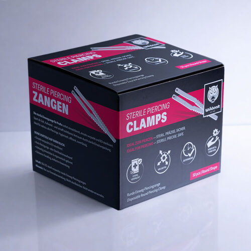 Schwarze Box mit roten und weißen Schriftzügen auf grauem Hintergrund