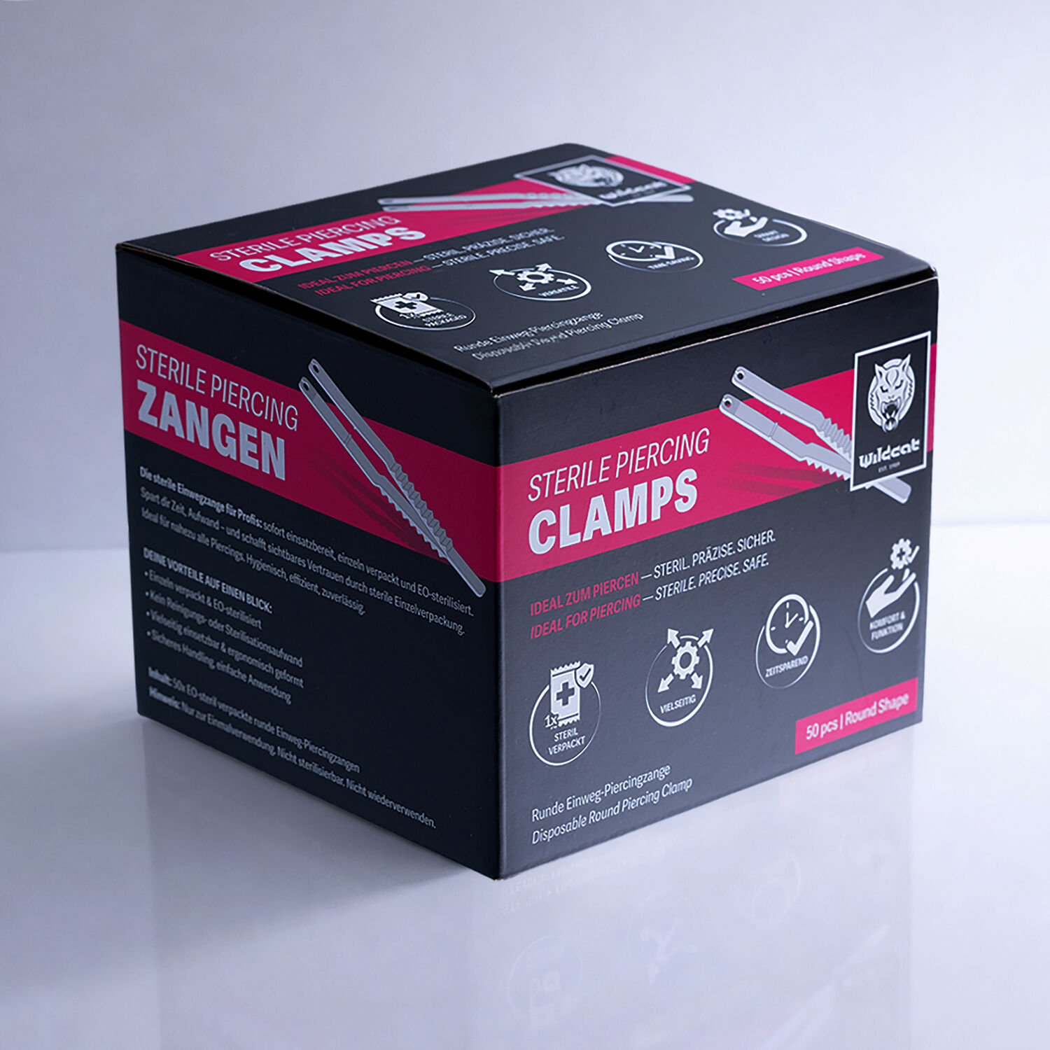 Schwarze Box mit roten und weißen Schriftzügen auf grauem Hintergrund