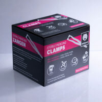 Schwarze Box mit Aufschrift 'Sterile Piercing Clamps' auf hellem Hintergrund