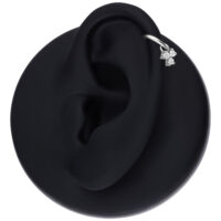 Silberner Kristall-Piercing-Anhänger an einem schwarzen Ohrmodell