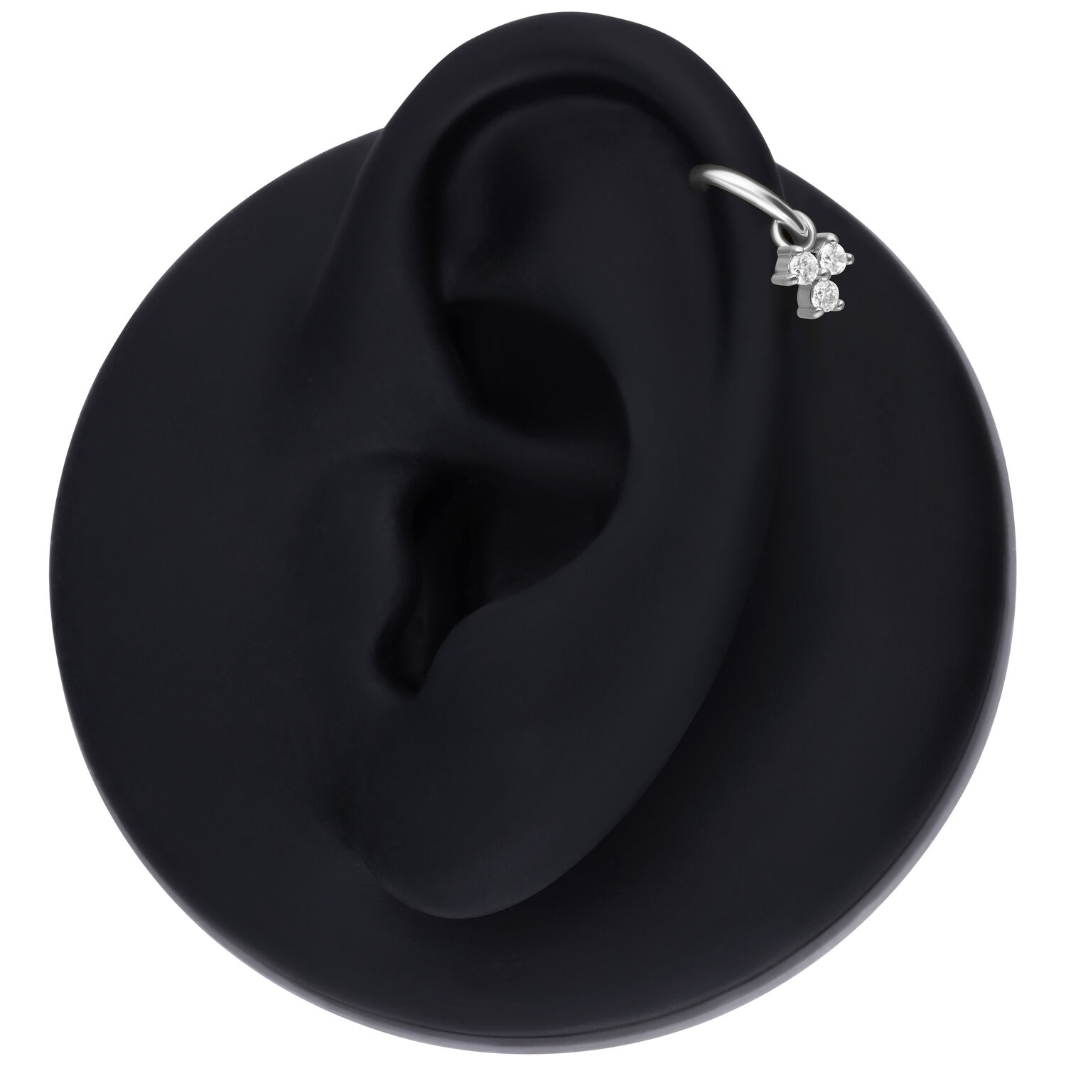 Silberner Kristall-Piercing-Anhänger an einem schwarzen Ohrmodell