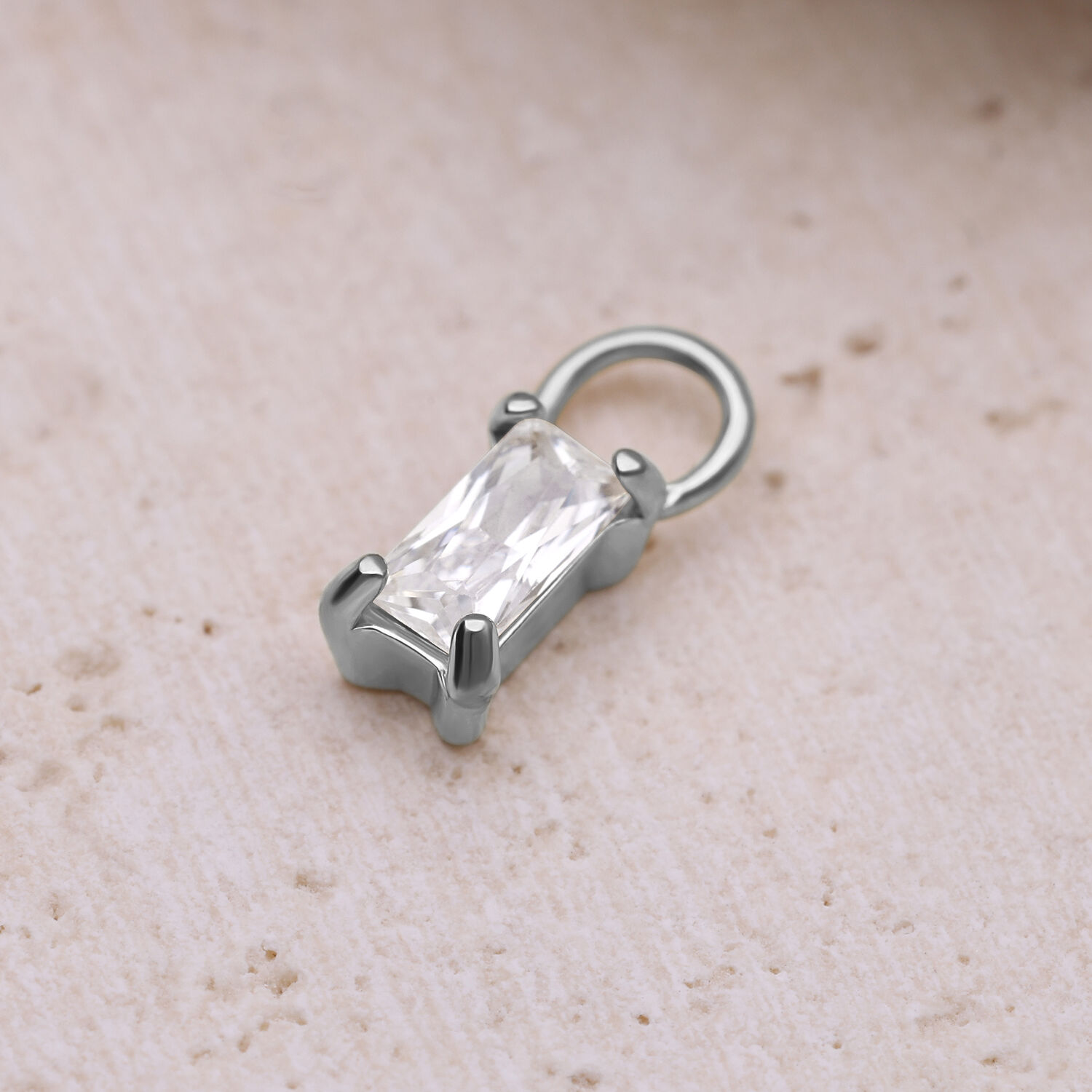 Silberner Kristall Baguette Anhänger auf beigem Hintergrund