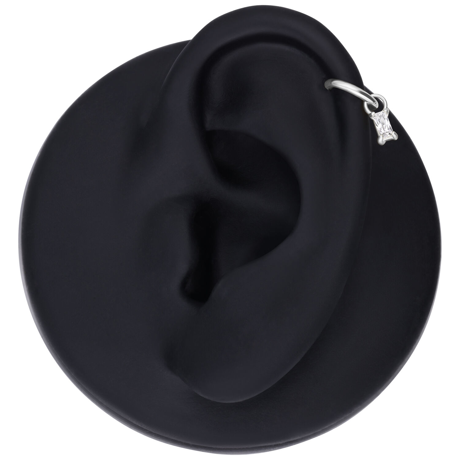 Silberner Kristall-Baguette-Anhänger an einem schwarzen Ohrenmodell