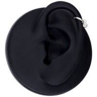 Silberner Piercing-Anhänger mit rundem Kristall an einem schwarzen Ohrmodell