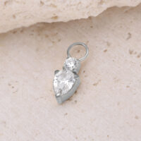 Mystic Crystal Anhänger aus Chirurgenstahl Silberner Mystic Crystal Anhänger aus Chirurgenstahl auf hellem Stein