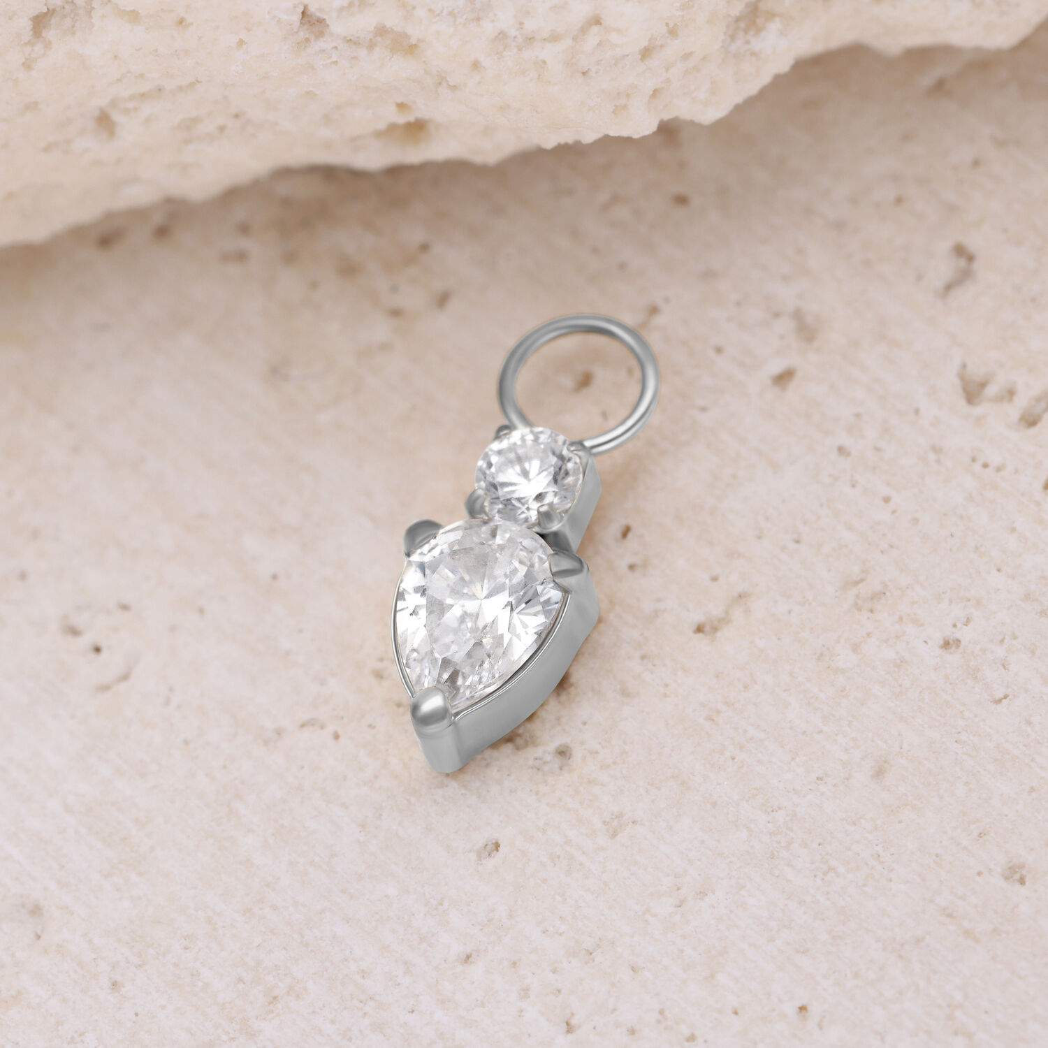 Mystic Crystal Anhänger aus Chirurgenstahl Silberner Mystic Crystal Anhänger aus Chirurgenstahl auf hellem Stein