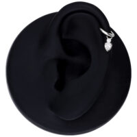 Mystic Crystal Piercing Anhänger in Silber Silberner Piercing Anhänger mit Kristall an schwarzem Ohrmodell