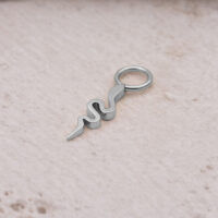 Silberner Schlangenanhänger aus Chirurgenstahl auf hellem Hintergrund