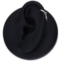 Silberner Schlangen-Anhänger an schwarzem Ohrmodell, seitliche Ansicht