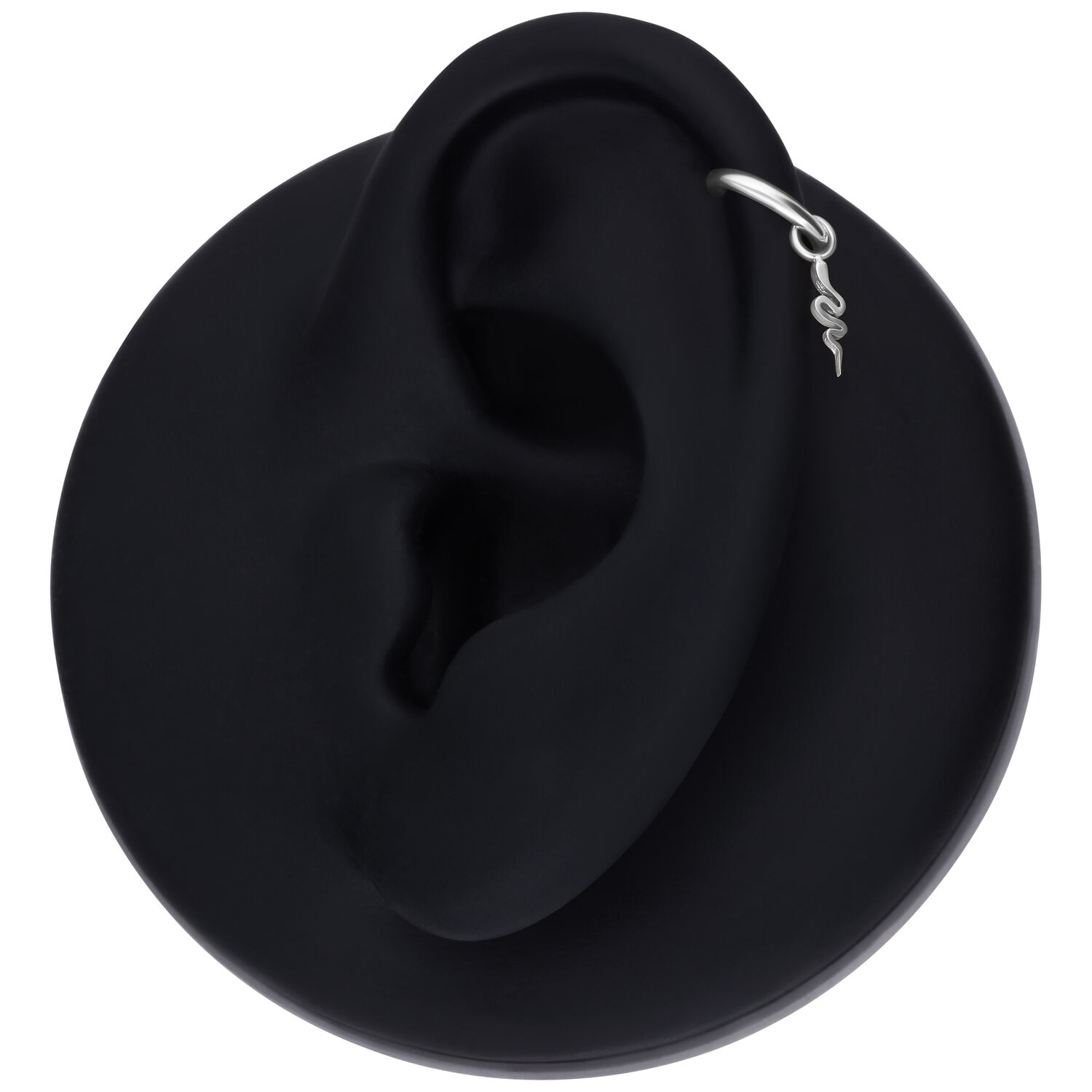 Silberner Schlangen-Anhänger an schwarzem Ohrmodell, seitliche Ansicht