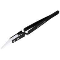 Schwarze Schmuckzange mit weißer Keramikspitze auf weißem Hintergrund