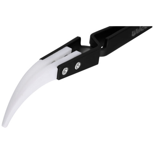 Schwarze Zange mit gebogener weißer Keramikspitze auf weißem Hintergrund