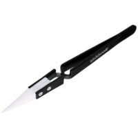 Schwarze Schmuckzange mit weißer Keramikspitze auf weißem Hintergrund