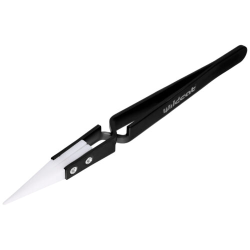 Schwarze Schmuckzange mit weißer Keramikspitze auf weißem Hintergrund