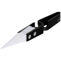 Schwarze Schmuckzange mit weißer Keramikspitze auf weißem Hintergrund