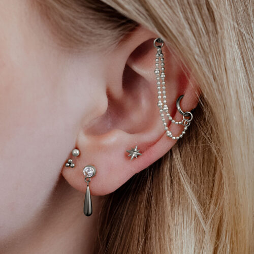 Silberner Stern Push Fit Aufsatz in Ohrpiercing, Nahaufnahme