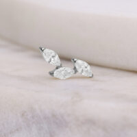 Silberner Push Fit Aufsatz mit klaren Kristallen auf hellem Hintergrund