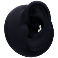 Silberner Kristall-Piercing-Aufsatz an schwarzem Ohr-Dummy