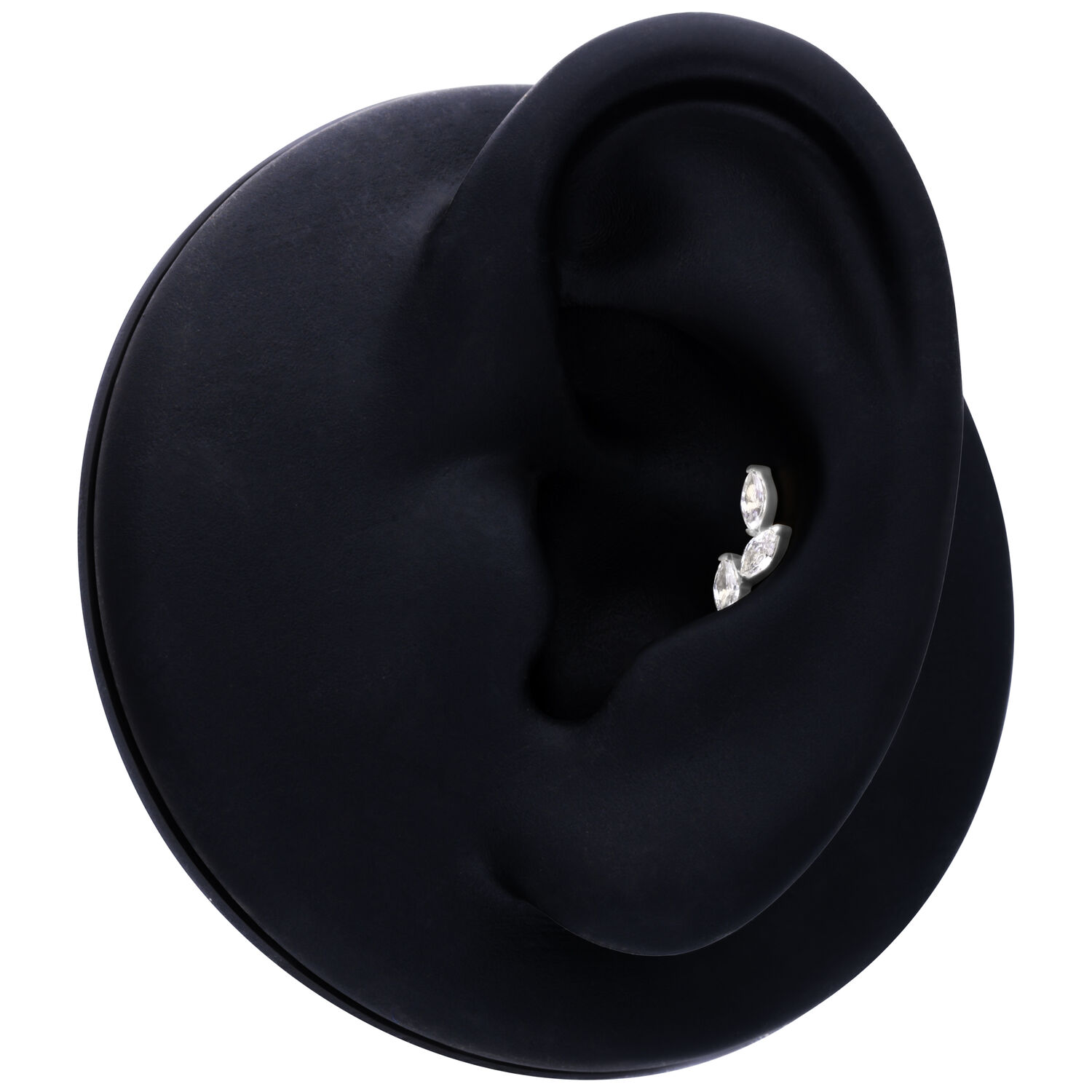 Silberner Kristall-Piercing-Aufsatz an schwarzem Ohr-Dummy