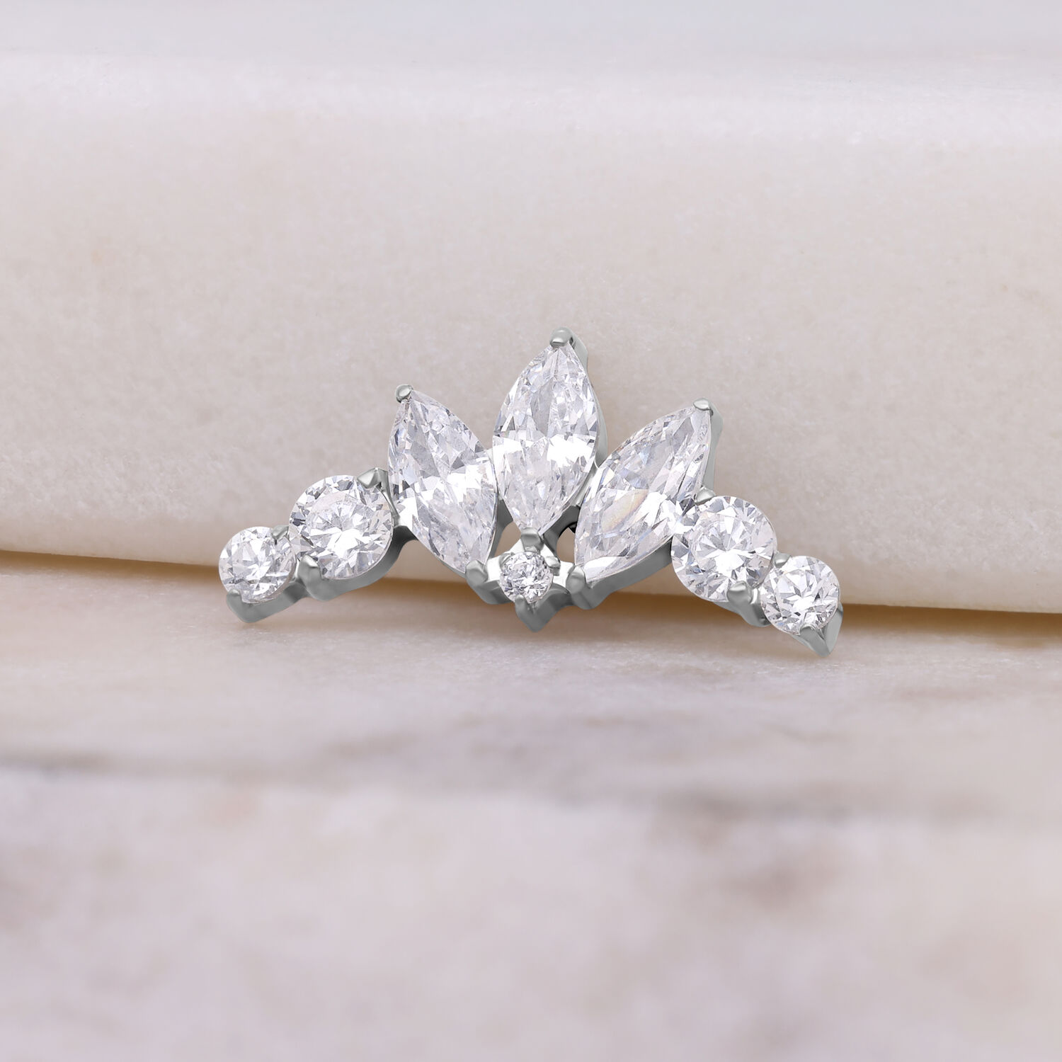 Silberner Kristall Tiara Aufsatz für Push Fit Piercing auf hellem Hintergrund