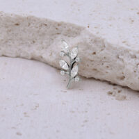 Silberner Kristallblatt-Aufsatz aus Titan vor hellem, strukturiertem Hintergrund