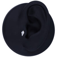 Kristallklarer Push Fit Aufsatz für Ohrpiercings Silberner Kristallaufsatz in Dreiecksform auf schwarzem Modell-Ohr