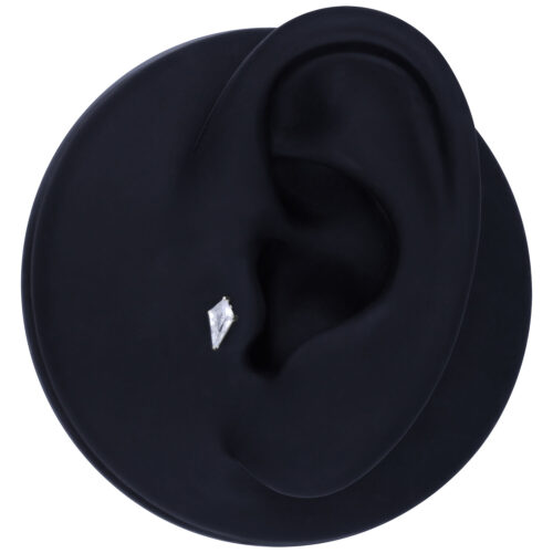 Silberner Kristallaufsatz in Dreiecksform auf schwarzem Modell-Ohr