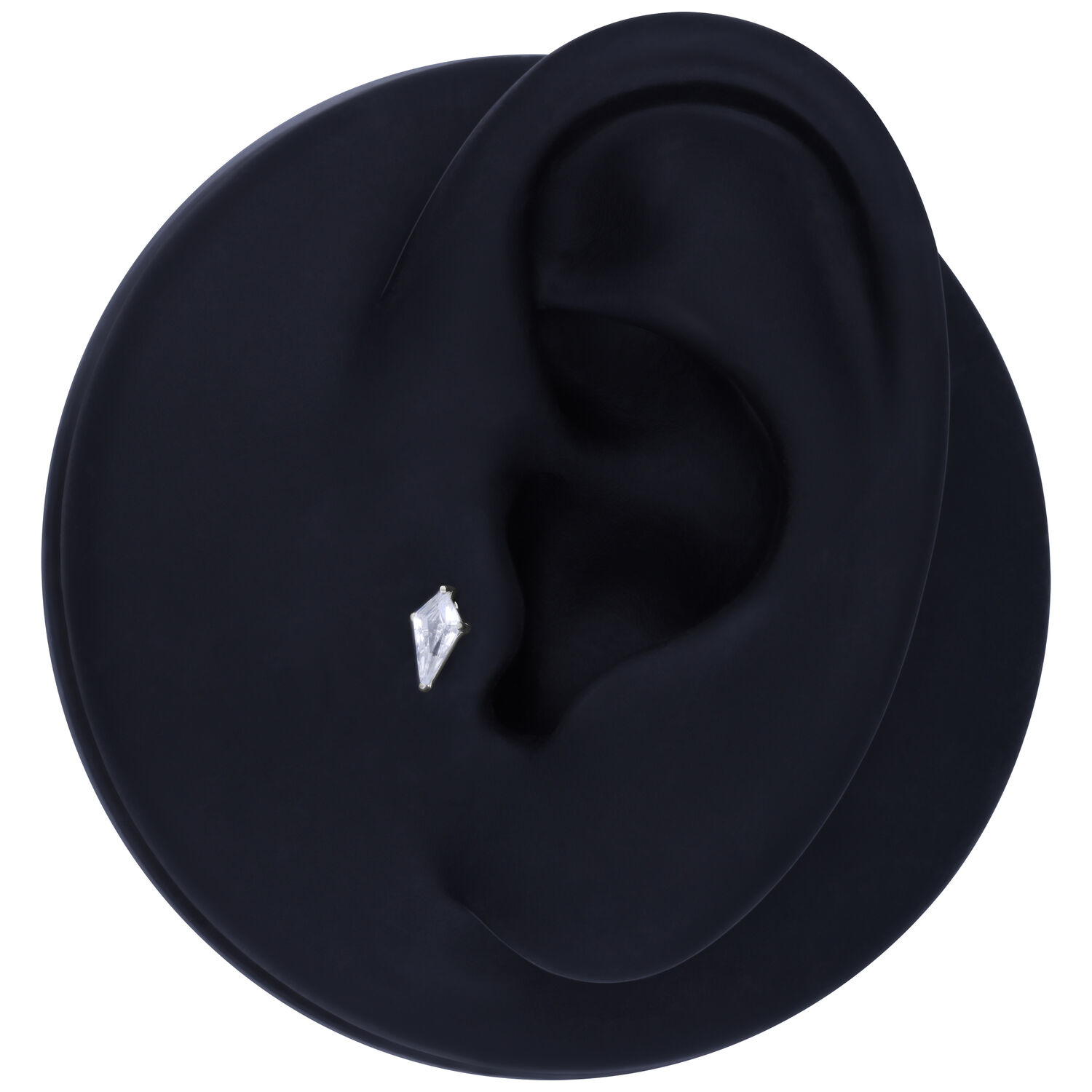 Kristallklarer Push Fit Aufsatz für Ohrpiercings Silberner Kristallaufsatz in Dreiecksform auf schwarzem Modell-Ohr