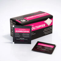 Schwarze und pinke Verpackung mit Alkoholtupfer auf weißem Hintergrund