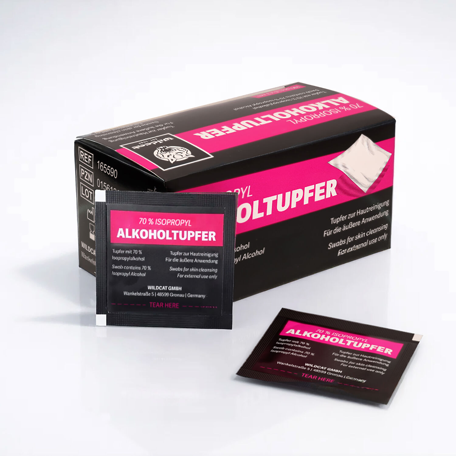 Schwarze und pinke Verpackung mit Alkoholtupfer auf weißem Hintergrund