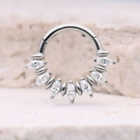 Silberner Septum Clicker mit funkelnden Marquise-Steinen auf hellem Hintergrund