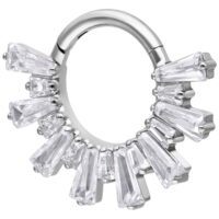 Silberner Septum Clicker mit funkelnden Kristallen auf weißem Hintergrund