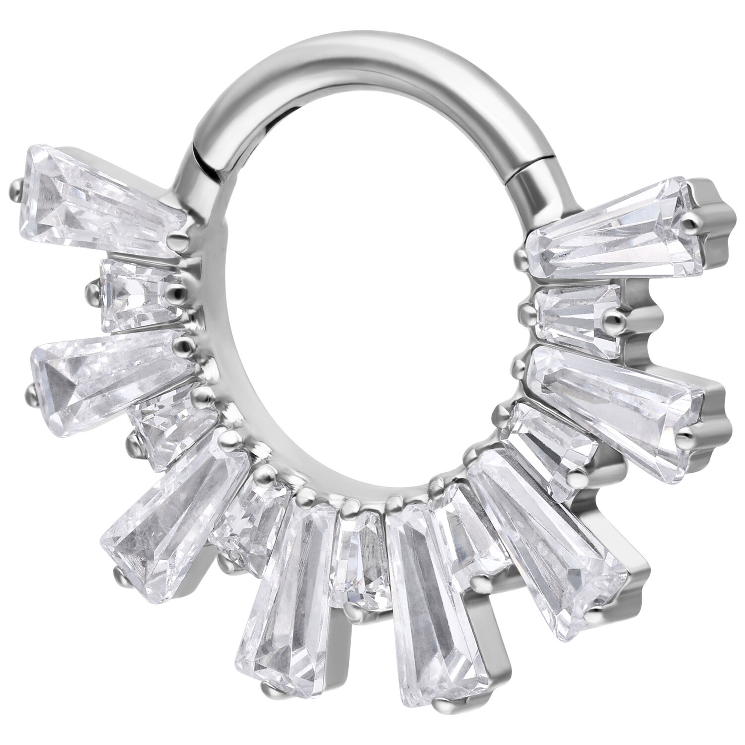 Silberner Septum Clicker mit funkelnden Kristallen auf weißem Hintergrund