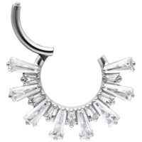 Silberner Septum Clicker mit Kristallverzierung auf weißem Hintergrund