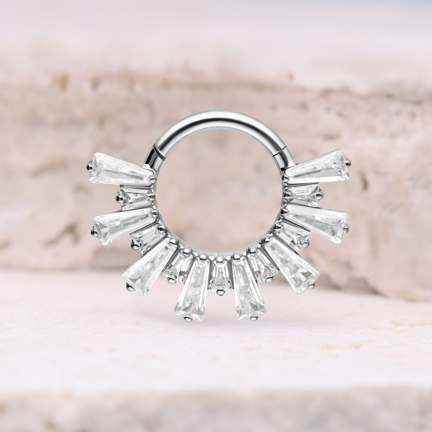 Silberner Septum Clicker mit Kristallen auf hellem Hintergrund